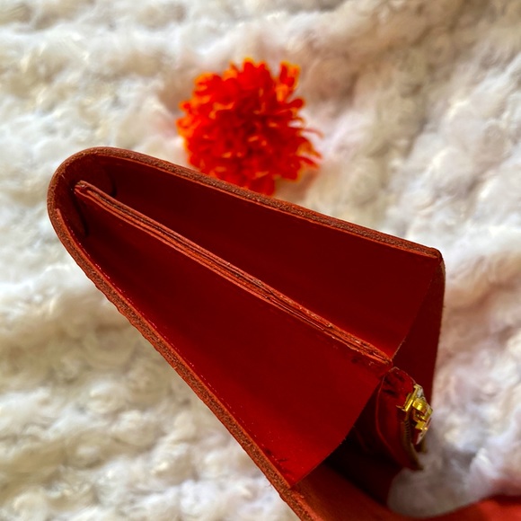 TIDEWAY red leather wallet with turnlock hardware. - Picture 9 of 12